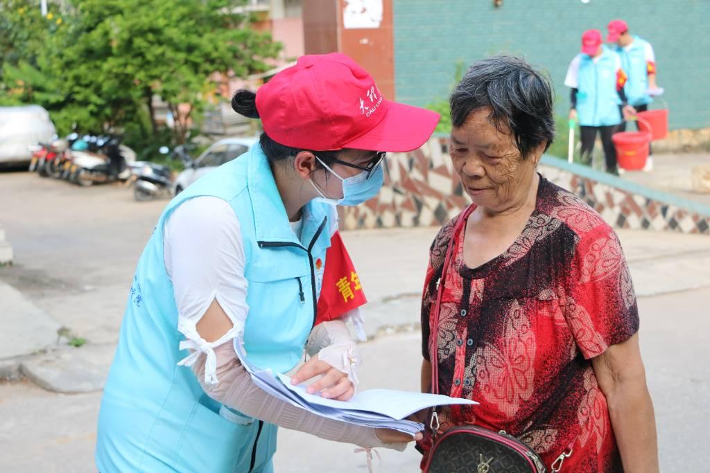 大理大学赴红河州河口县国门医院医疗发展观察分团队员不仅扎进国门医院科室做调研，而且深入社区服务中心，到居民社区，以社区居民作为调查对象进行调研。