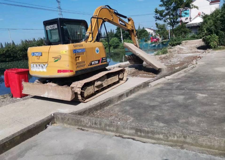 此为黄墅村正在进行旧路翻新，保障村民的行走道路通畅。通讯员 潘妍 摄