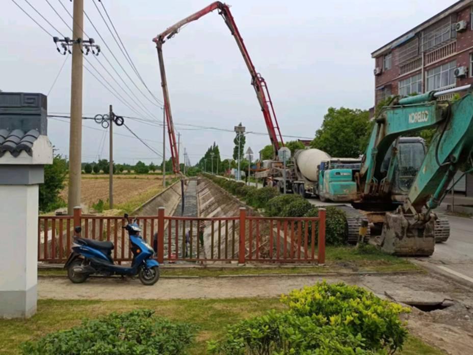 图为黄墅村进行道路完善，提高祥化路沙桥段及村庄绿化水平。通讯员 潘妍 摄