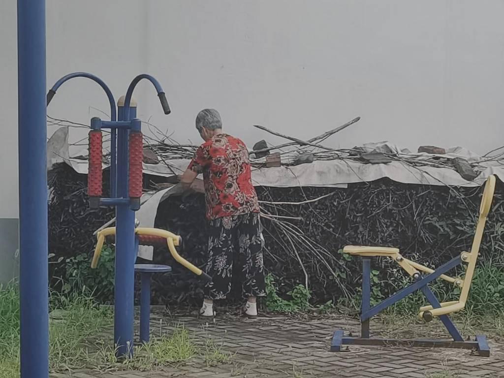 图为实践队队员对黄墅村“空巢老人”进行生活方面的慰问，并对其提供力所能及的帮助。 通讯员 盛朋 摄