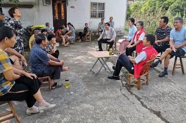 图为实践队队员参与当地的“板凳会”，倾听村民生活上的难题，了解黄墅村的发展历程，同时进行党史的介绍。通讯员 潘妍 摄