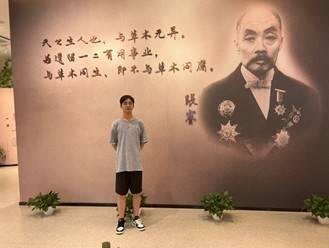 图为项目成员学习观摩张謇名言。