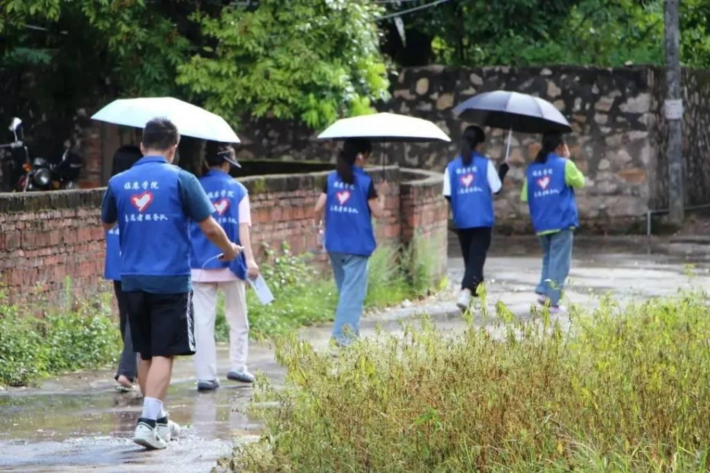 “国家资助伴你成长，助学贷款助力成才”。7月5日下午，为深入普及国家高校资助政策，“赤疗先锋队”队员走访五华县东溪村，对当地进行入户宣传，为村民送去国家资助政策宣传手册。