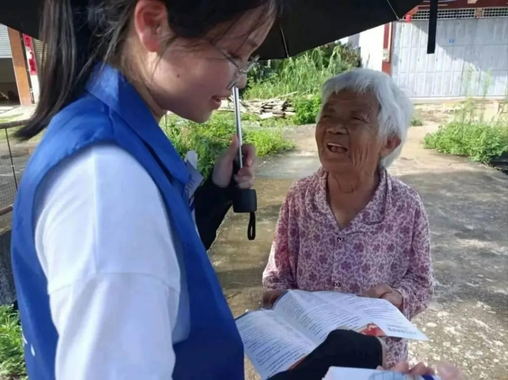 在为村民讲解国家资助政策过程中，队员了解到大多数村民对国家资助政策知识方面有所欠缺，村民也纷纷表示自己没有了解过相关内容。要想每家贫困户充分利用好国家资助政策资源，减轻家庭负担，让更多贫困家庭孩子有学可上，就必须让资助政策走入大众视野，普及大众，这还需每一位青年付出更多努力。