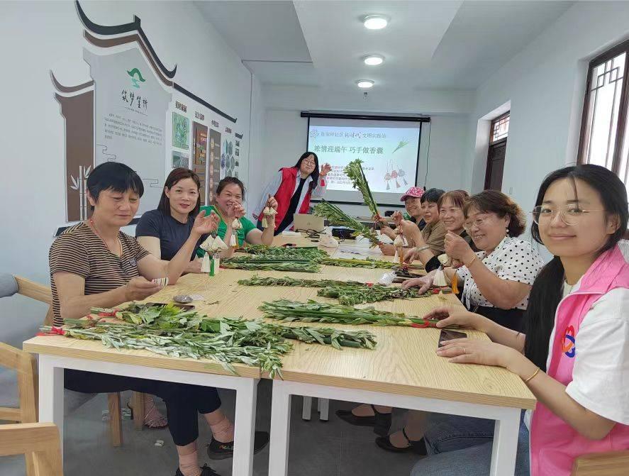 图为实践团成员和胜家巧嫂共同参与社区活动。