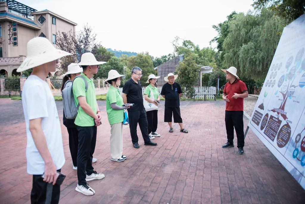 实践队老师和队员们来到将乐县蛟湖村，参观学习蛟湖乡村振兴党建联盟发展规划和发展理论，用红色引领绿色发展。