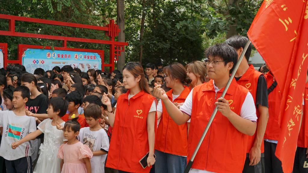 图为与小朋友们合唱《我和我的祖国》。中国青年通讯员刘红兵 摄影