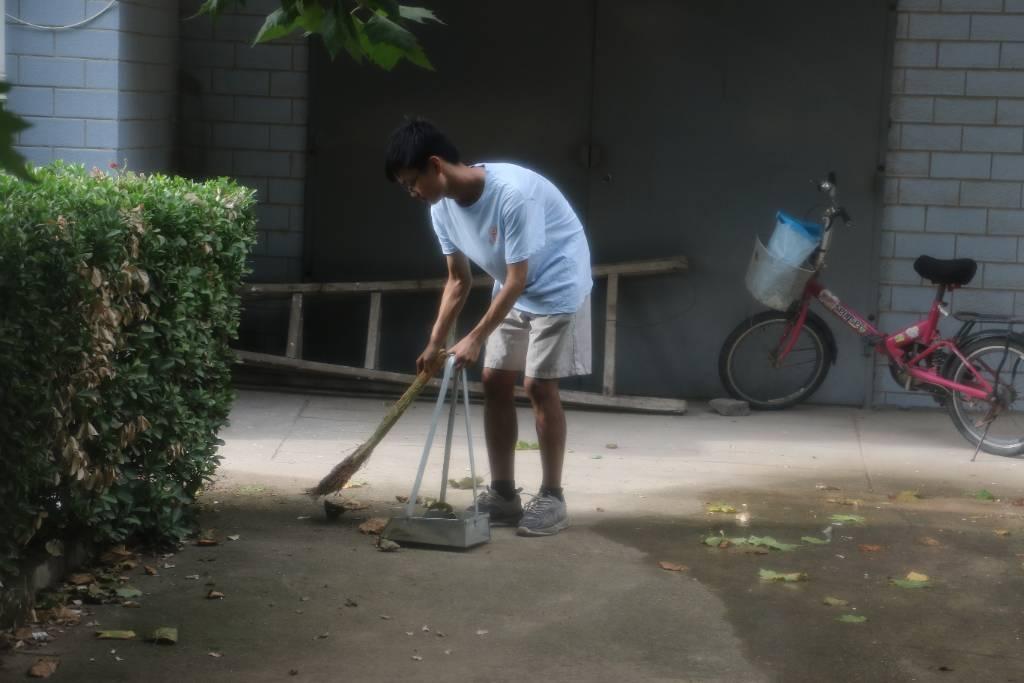 本图集为长安大学赴河北高邑社会实践团队走进河北高邑社区，亲自动手进行打扫卫生和垃圾分类，切实体验到垃圾分类的不易。