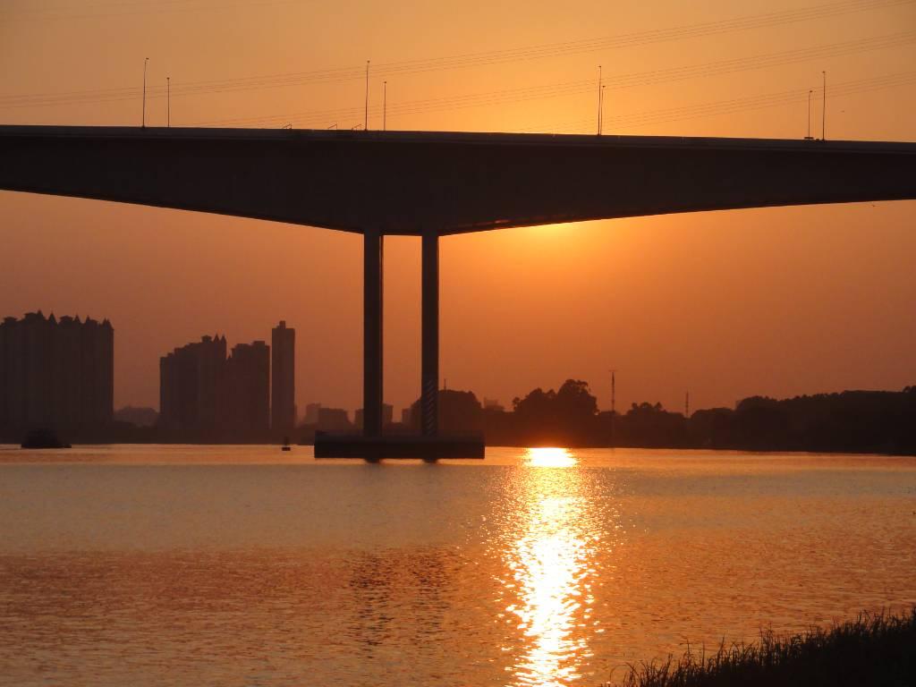 夕阳映照江面，金光闪烁，美丽的景象如诗如画，令人陶醉其中。