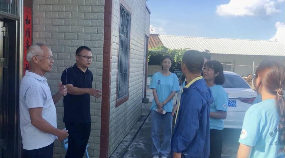 图为实践团邀请越战老兵朱颂南老爷爷前往“粹轩朱公家祠”的场景