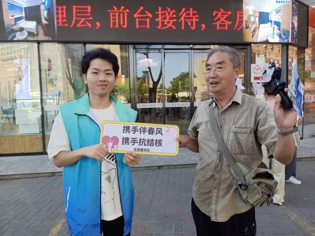 实践团成员在街头对路人进行了随机采访，被采访的老爷爷很高兴学到有关肺结核的相关知识，他认为肺结核防治是每个人都义不容辞的，我们要携手共进，齐抗结核。