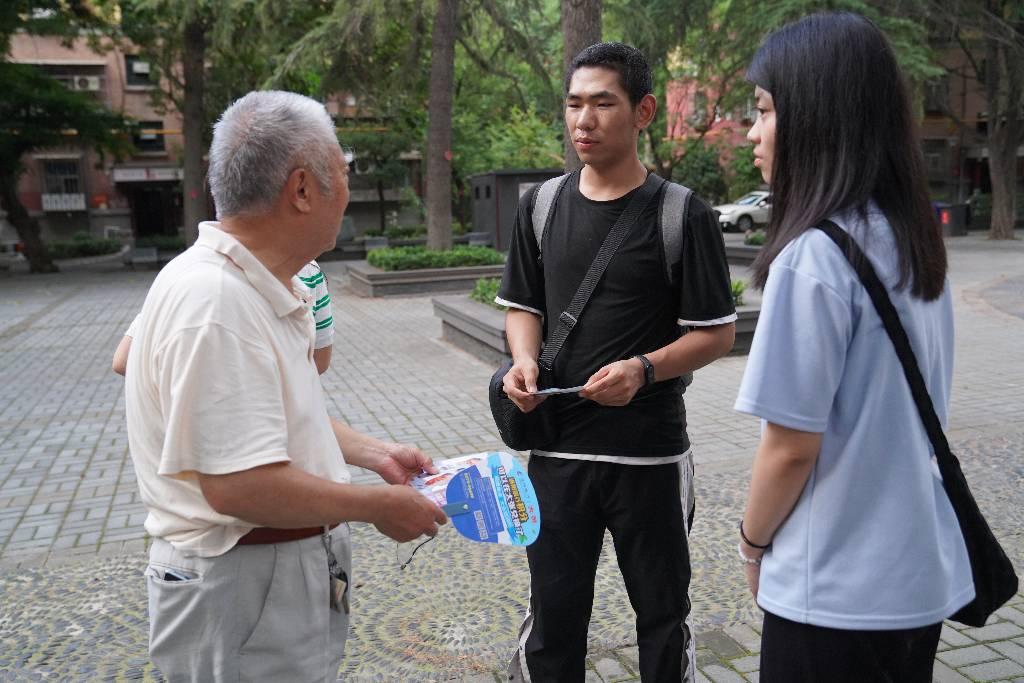 图为实践团队成员采访洛阳涧西区二号街坊老工匠对于红色工业文化传承的认识。张惠玉供图