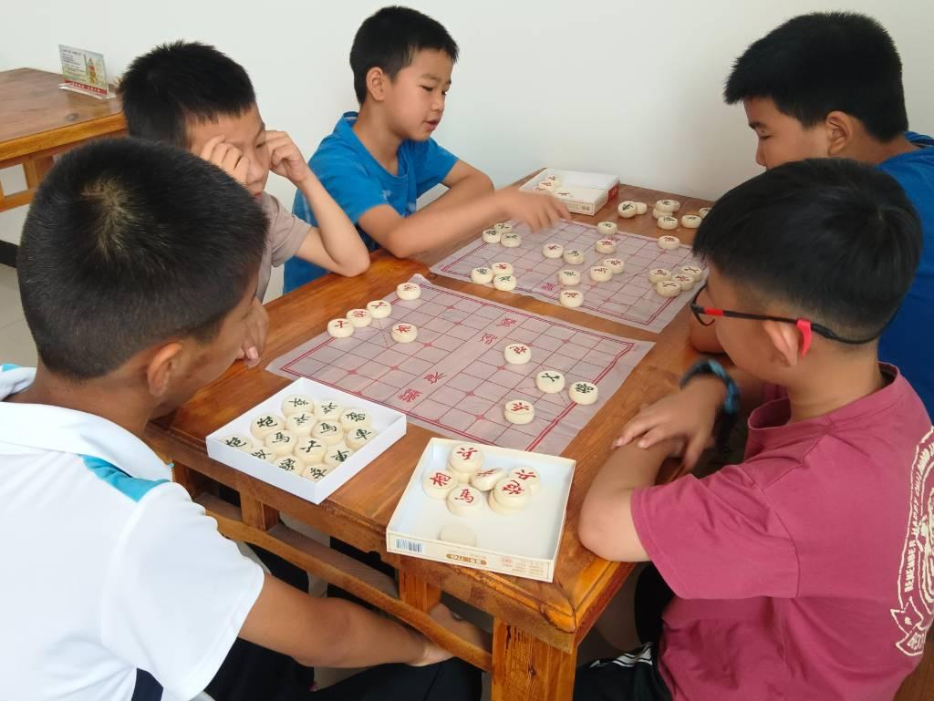 图为象棋课小朋友们进行棋局对弈 通讯员 张天雅 供图