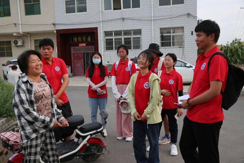 图为实践成员在路上和遇到的村民聊就业情况。中国青年网通讯员 高正阳 供图