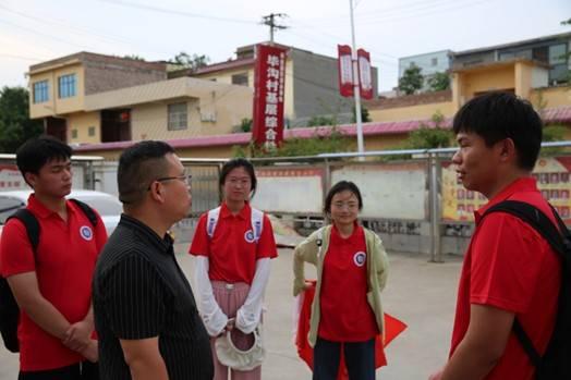 图为实践成员和村委书记交流本次实践目的。中国青年网通讯员 高正阳 供图