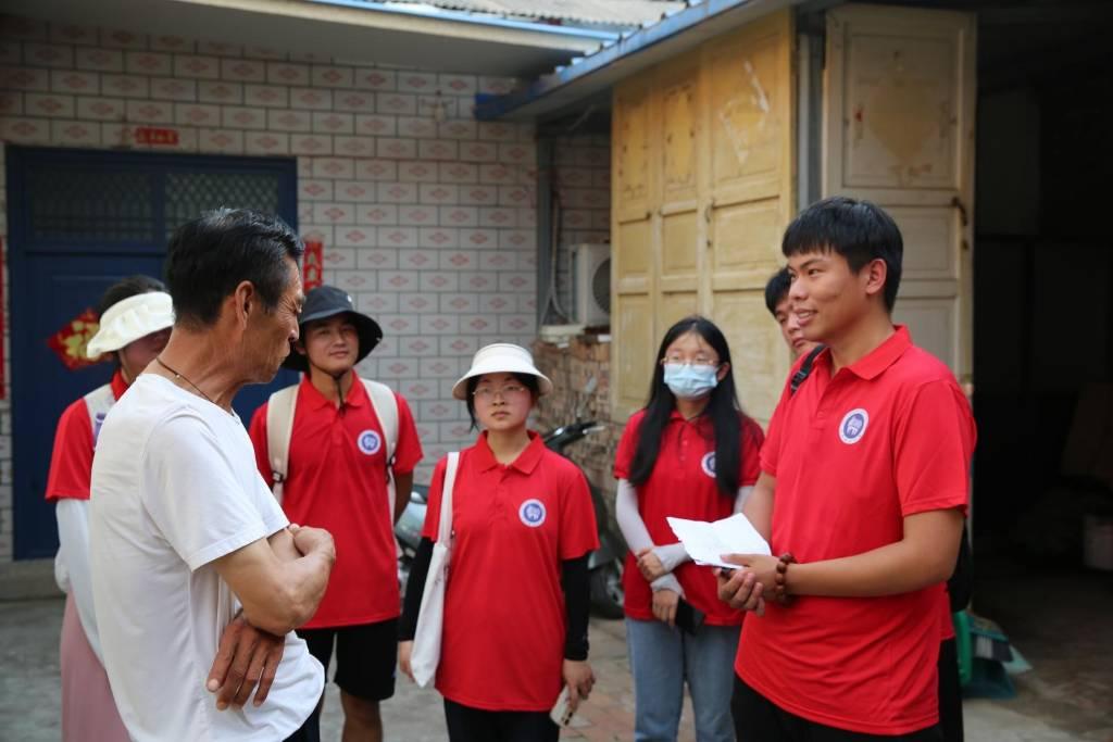 图为实践成员和当地村民聊农村生活。中国青年网通讯员 高正阳 供图