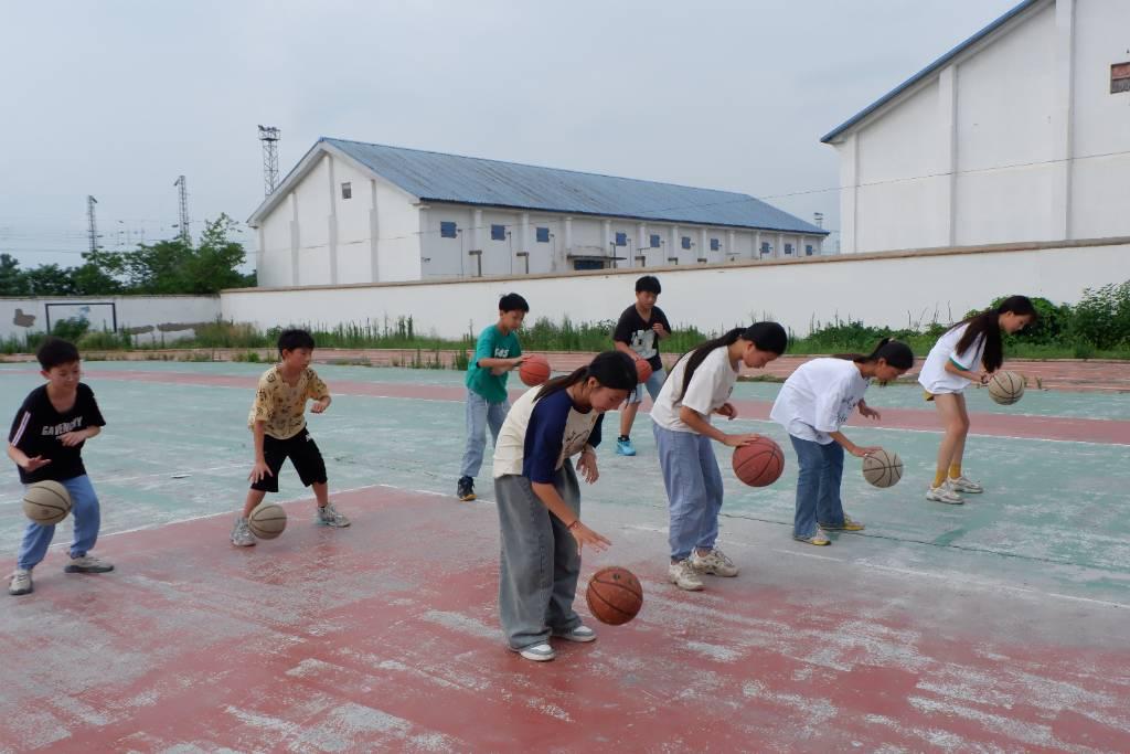 图为体育课上小朋友们正在拍篮球。中国青年网通讯员 李鑫 摄