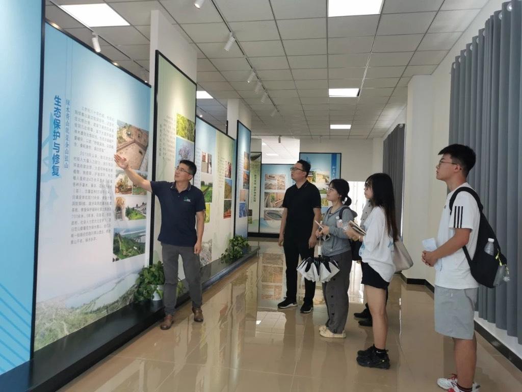 图为实践团成员参观芮城县庄上村“零碳基地”主题展厅。