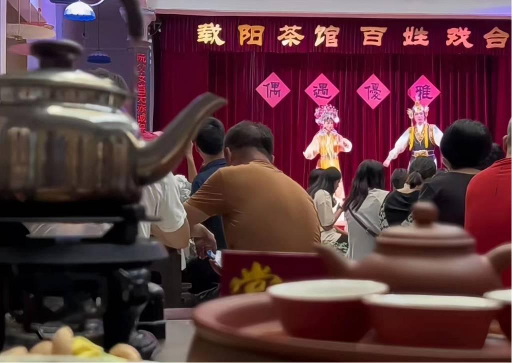 图为载阳茶馆内上演的潮剧片段