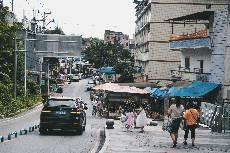 作品名为《安居乐业》，该条街道名为群乐路，名如其街，这条街上凸显了其龙村城乡融合的发展模式，车水马龙，人来人往，街上弥漫着烟火气。