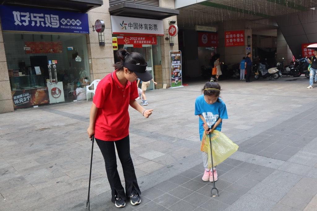 图为实践团成员为表现出色的少先队员点赞。