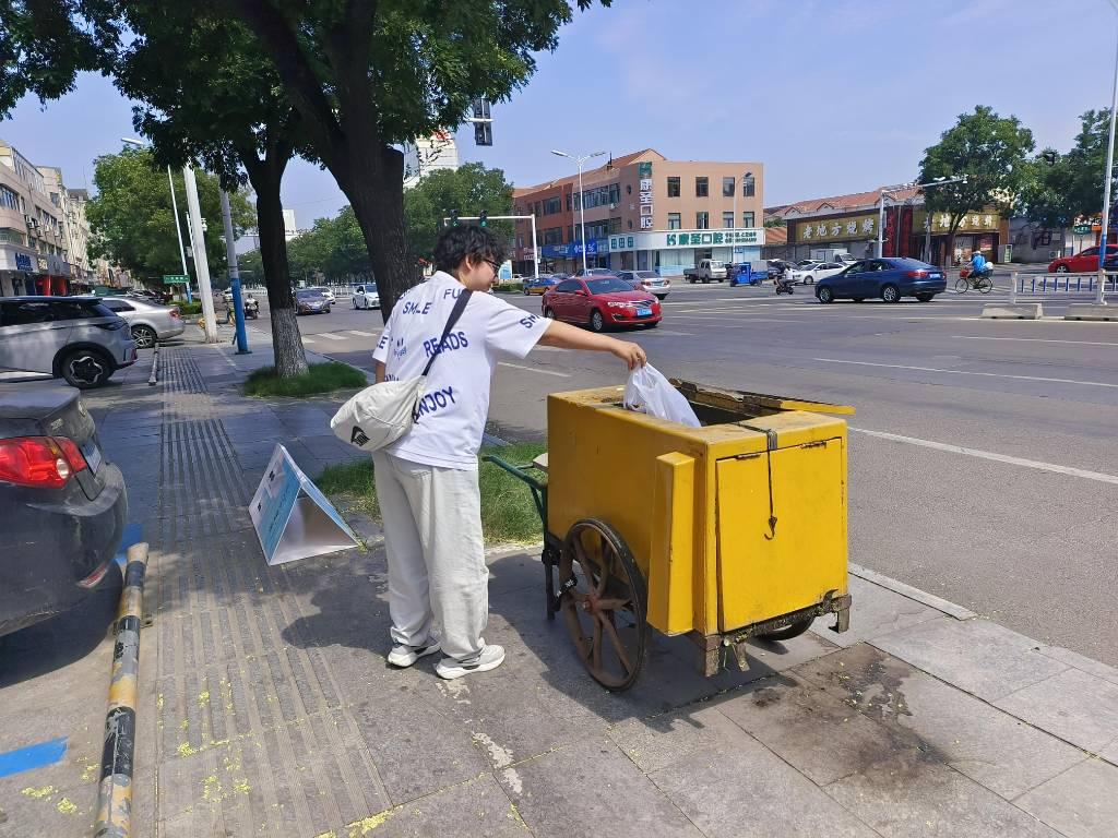 03图为实践团成员进行清洁作业。西安建筑科技大学侯文卿提供