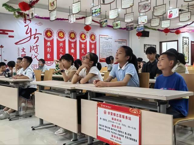 儿童们坐姿端正，遵守课堂纪律；认真听讲，学习交通安全知识。