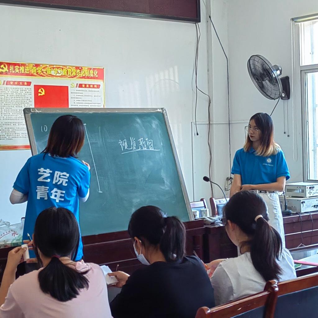 图为团队队员为当地学生讲解手翻书的视觉原理及制作过程。沈玄 摄 手翻书，是一种最原始的动画实体书。通过让当地学生一步一步地亲手制作独属于自己的一本手翻书，以兴趣为导向，以热爱为基础，激发当地学生的创作热情，发掘当地学生的艺术创作能力，将艺术与学习相结合，助力乡村地区教育发展。我们从动画的原理开始讲起，延伸至动画的运动规律，以小球滚动为例，一步一步、一帧一帧地辅助当地学生完成手翻书。学生们拿起想象力的画笔，举一反三，从小球升级成火柴人，从一秒不到的GIF动图升级成一个火柴人的小故事。有的学生画的火柴人在比武切磋，以剑会友，有的学生画的火柴人跳伞从高空坠落，有的学生画的火柴人投了一个帅气的三分球。