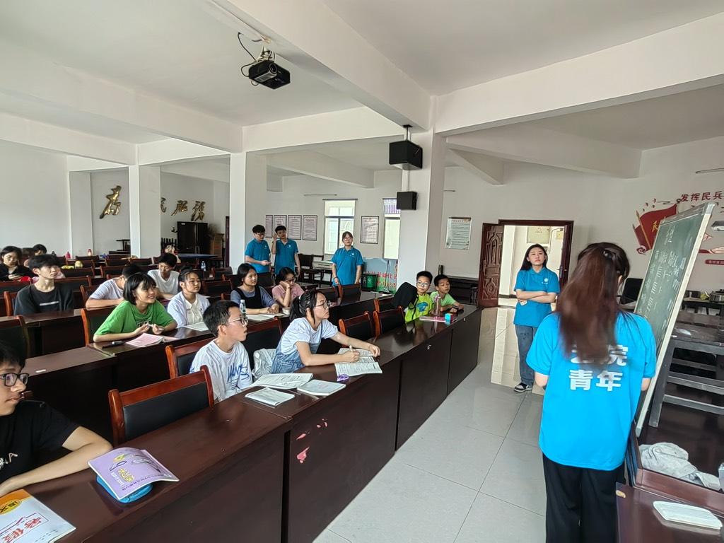 图为志愿者向同学们科普民歌与舞蹈的知识，鉴赏民族音乐舞蹈特色。 吴梦吉 摄