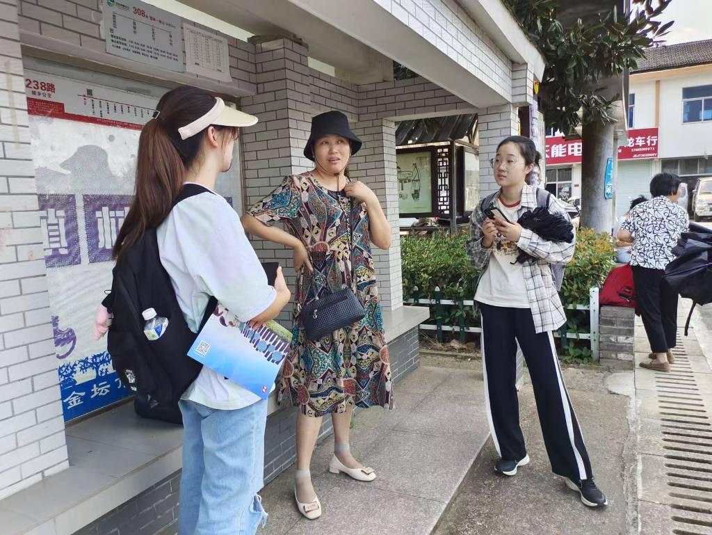 团队成员向当地居民了解乡村绿化建设（河海大学 张宇航 提供）