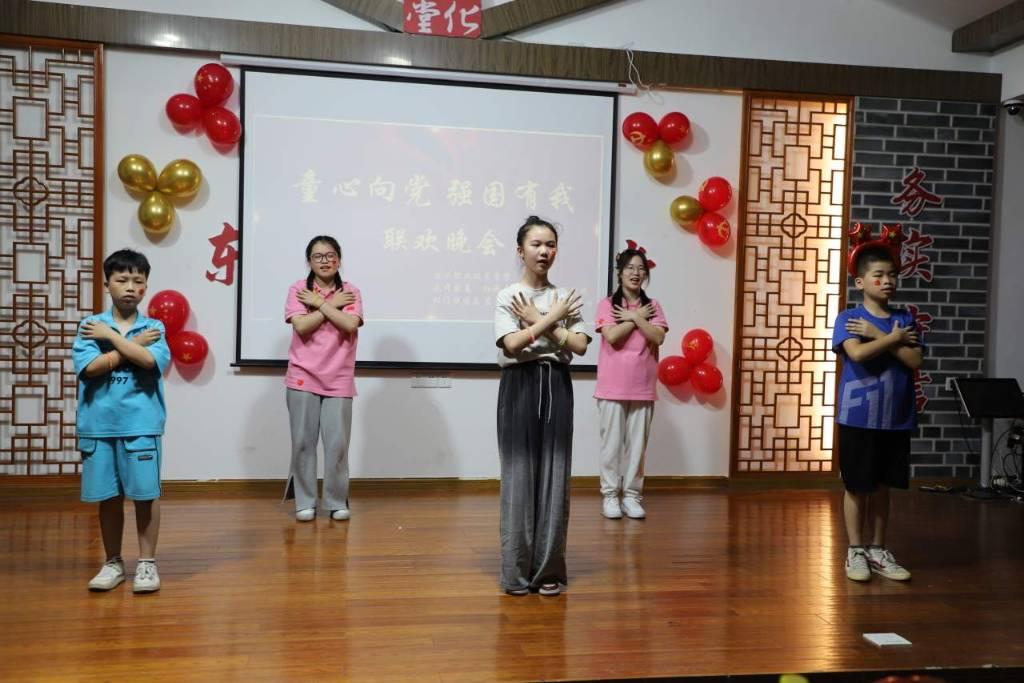 图为实践团成员带领小候鸟们声情并茂地表演《一起向未来》。 王扬摄