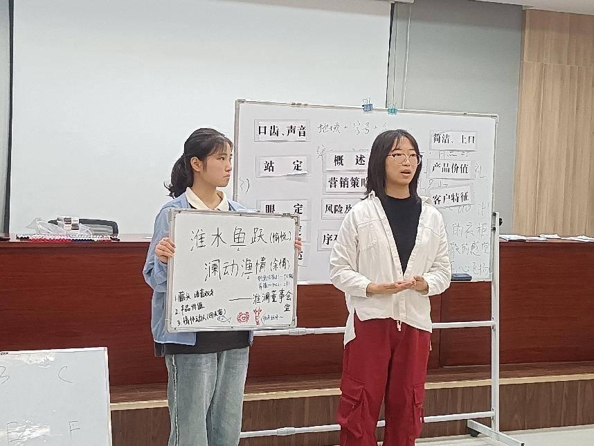 图为大学生们讨论公司发展方向。中国青年网 施奕 供图