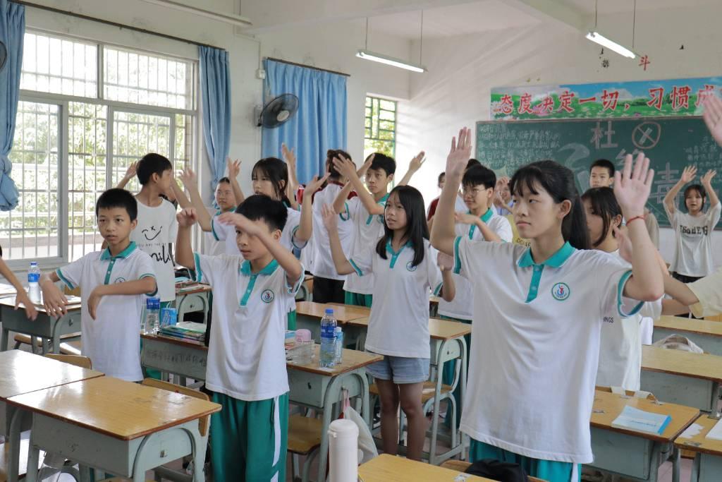 队员们带领同学们进行了“爱因为在心中”的手语操学习，同学们积极配合，跟着我们一起在学习中感悟到了爱的力量，为我们促进乡村振兴的工作打下了思想基础。