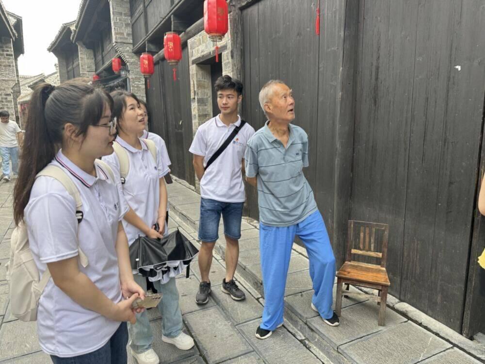 团队成员走访古镇北闸老街，一位老爷爷向队员介绍了北闸老街历史由来和发展现状，其两边都是明末清初建筑，距今近有400多年历史，沿街那些经营几十年甚至数百年的老行当依旧顽强地面街仁立着。同时我们也了解到，政府对北闸老街已进行“重建、恢复、修缮、整理、清洁”等不同的修缮，力求保存房屋建筑原有风格与风貌，同时适当融入一些现代元素。