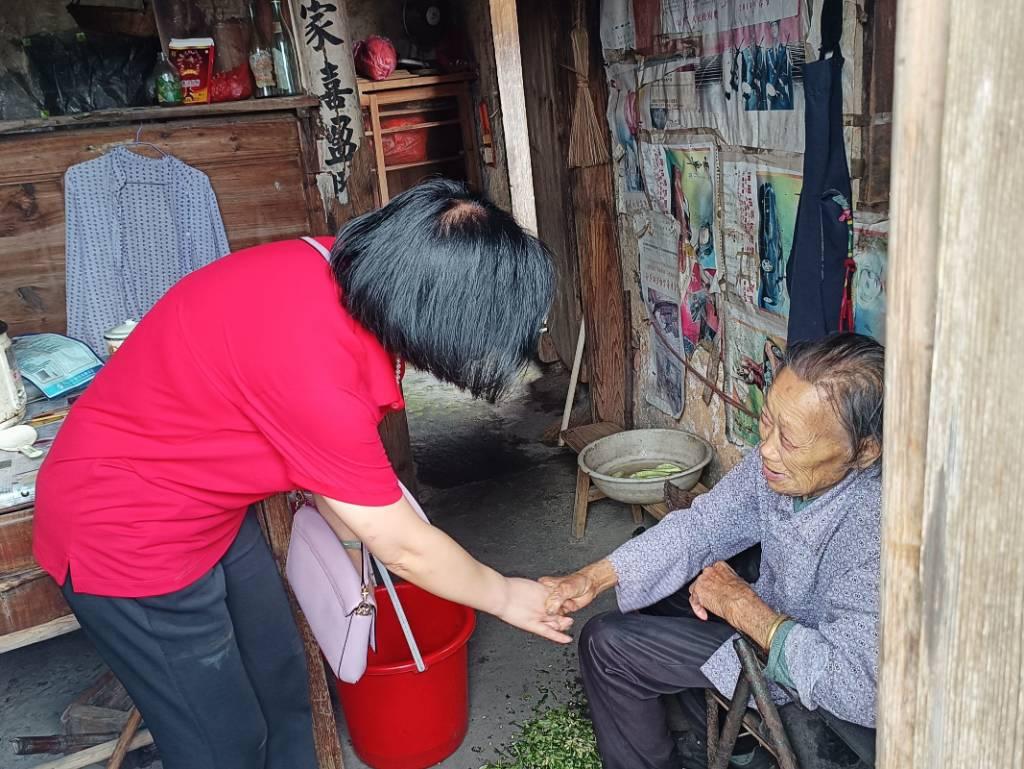 图为实践团慰问黄湖畲族村年龄最大的老人。