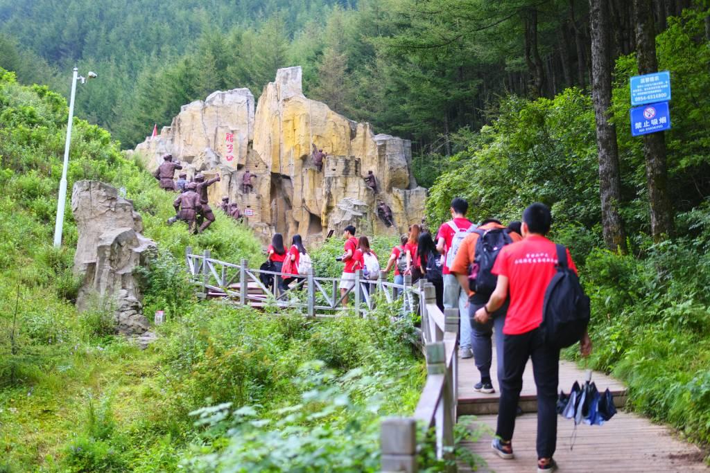 实践队员重走长征路，攀登六盘山