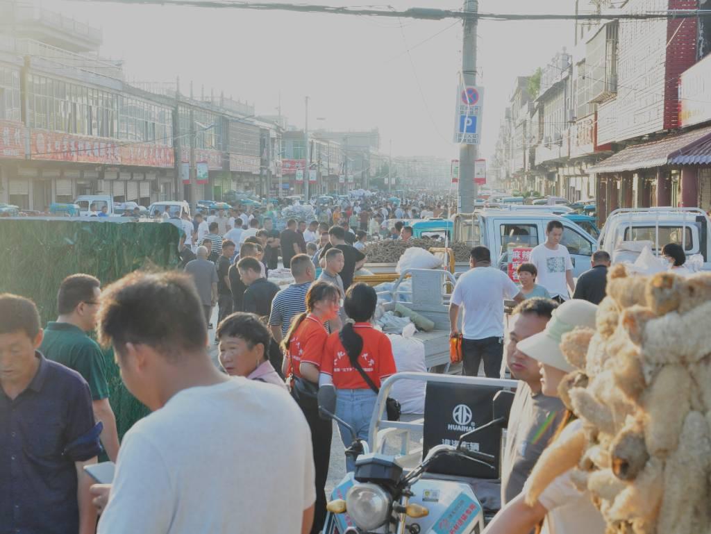 图为十九里药行的热闹景象