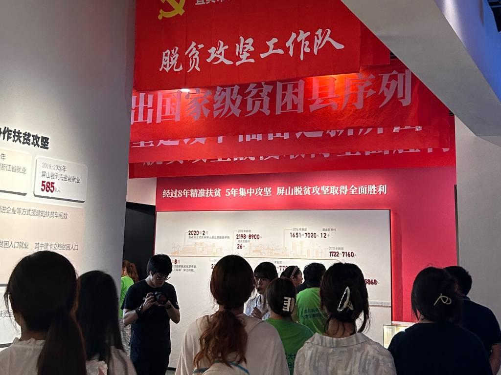 图为志愿队在脱贫攻坚展参观学习。