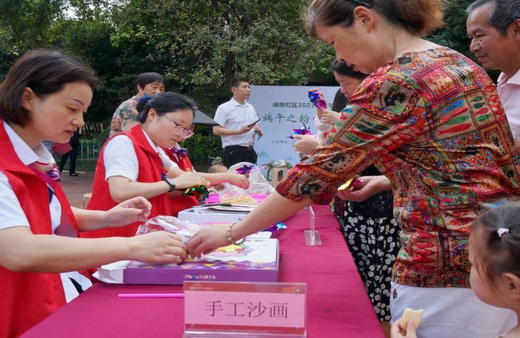 图为老人认真学习手工沙画。通讯员 蔡明慧 供图