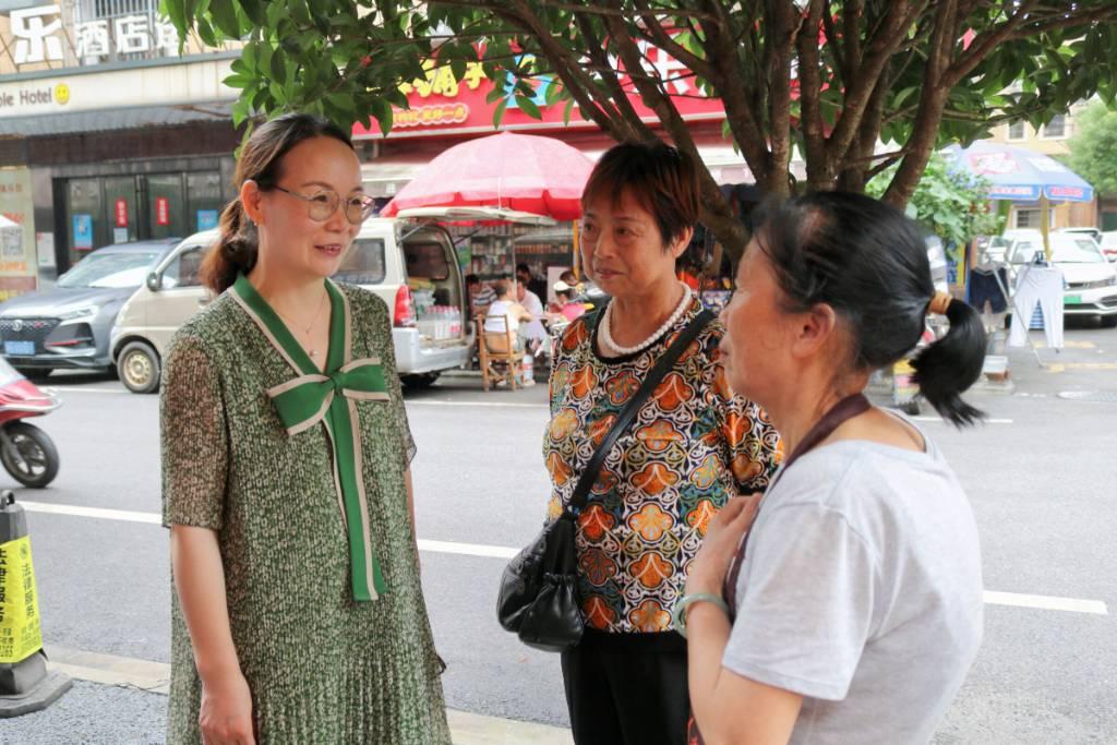 课后，团队指导老师与社区老人交流讨论