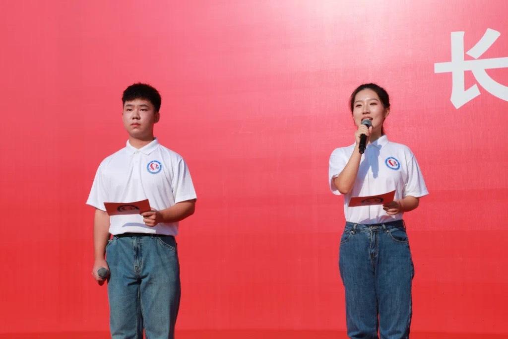 新生代表分别发表讲话，讲述对大学生活美好的憧憬，讲述自己未来的规划，鼓舞大家一同探索未来