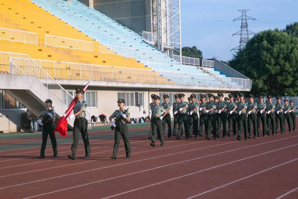 长沙学院国旗护卫队，以严整的队列、坚定的步伐，托举着五星红旗步入广场