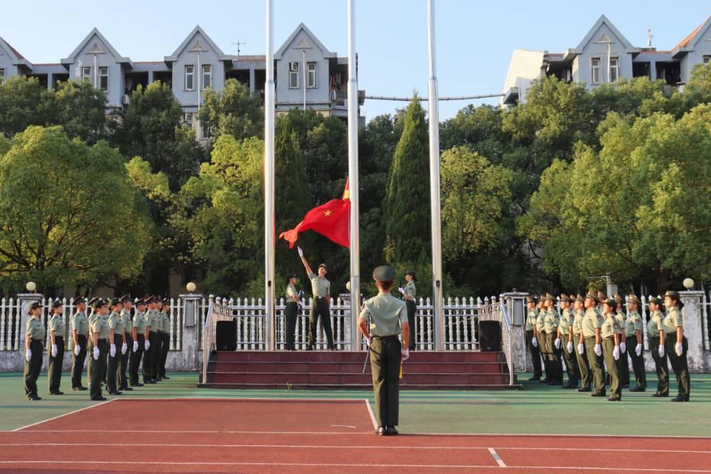 伴随《义勇军进行曲》，挥臂一扬，五星红旗在阳光的照耀下冉冉升起，那是信仰与希望