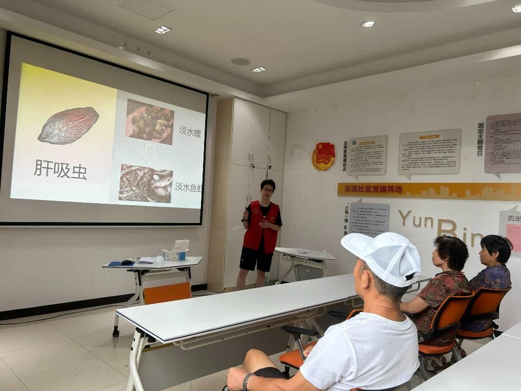 图为实践团与老年人共同探讨老年饮食情况