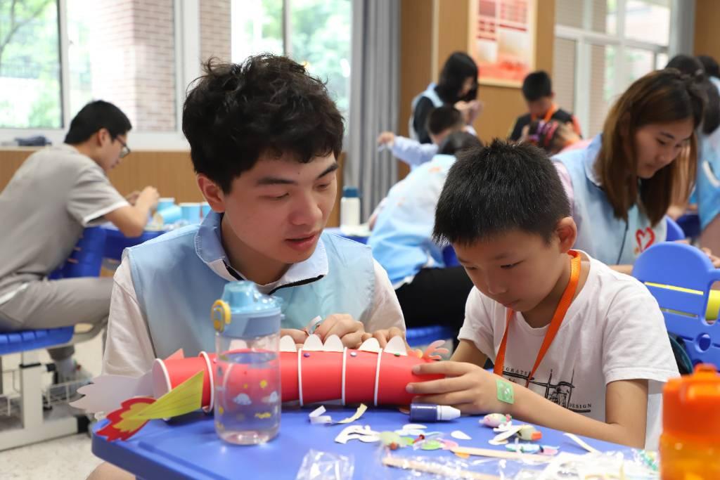 学习过龙作为中国的图腾文化后，小朋友们在志愿者哥哥的帮助下，开始制作属自己的纸杯龙