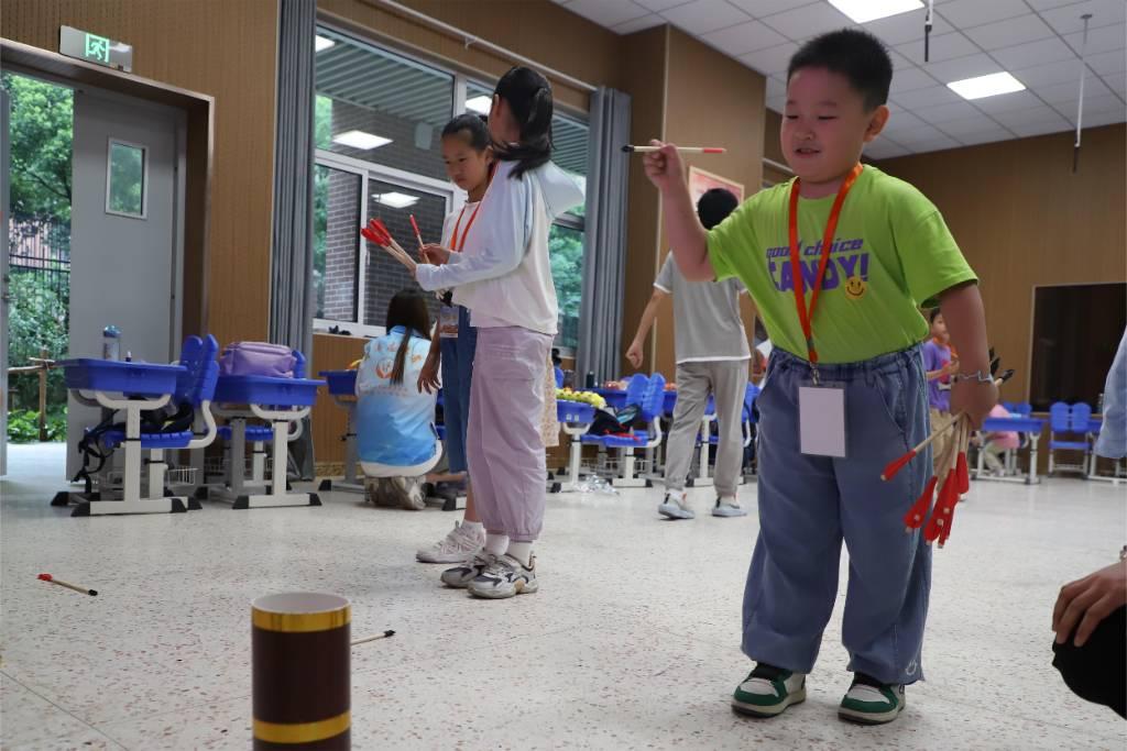 民俗技艺永远不知存在于书本，而应在现实中实践，学习完投壶的历史由来后，小朋友们迫不及待地玩了起来