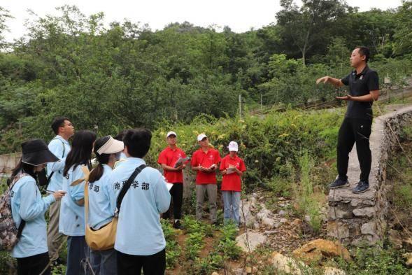 实践团赴贵州师范大学喀斯特基地学习，实践团走进了贵州省关岭自治县花江镇峡谷村喀斯特生态系统野外科学观测研究站。观测站位于国内最长峡谷——花江大峡谷，峡谷两岸峰峦蜿蜒，峰丛似海，谷底奔腾的花江河，浪花翻滚，响声如雷。峡壁上，藤蔓攀附，古木丛生，典型的喀斯特地理地貌给实践团成员们留下深刻印象。贵州师范大学喀斯特生态系统野外科学观测研究站李渊站长向实践团成员详细介绍了观测站的基本情况，观测设施设备，观测方向和取得的标志性成果，让大家看到几十年来一批批科研专家，扎根西南，秉承将论文写在大地上的理想信念，致力于服务国家和地方社会经济发展的科学家精神。