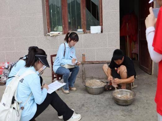 实践团赴贵州花茂村调研。通过调研，实践团师生深刻体会到乡村振兴战略是建设美丽中国的关键举措，一条条致富路是基层干部和无数心怀百姓的人向人民交上的一份份沉甸厚重的民生卷。民族要复兴，乡村必振兴。作为新时代大学生，作为社会最有生气、最积极的力量，既要胸怀梦想，又要脚踏实地，一步一个脚印，让美好愿望变为现实，为乡村振兴贡献自己的一份力量。