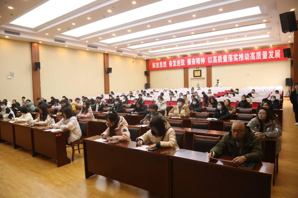 图为“返家乡”大学生认真听会。