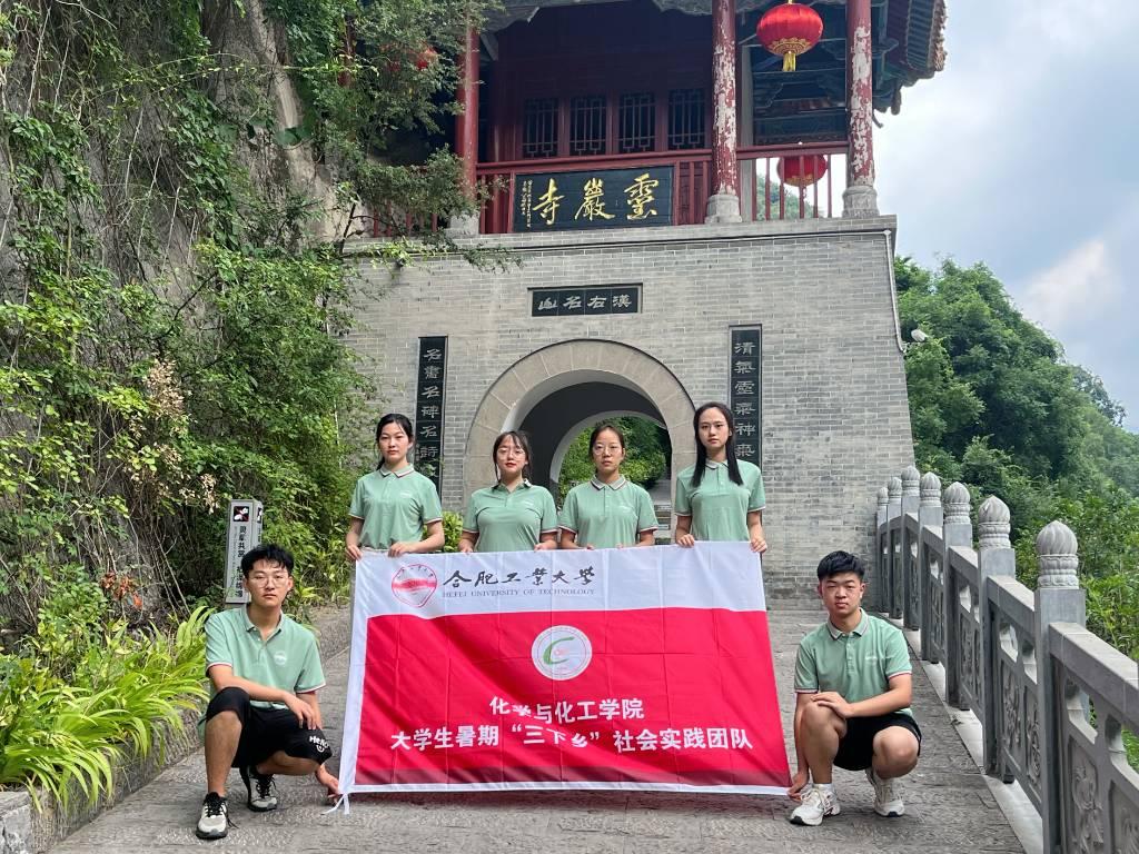 团队参观略阳县当地书刻艺术之源灵岩寺。杨舒羽供图